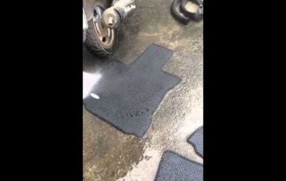 Hướng dẫn khử mùi hôi của thảm lót sàn xe hơi cực hiệu quả